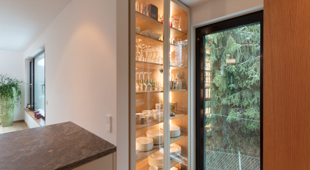 Einbau Küchenschrank beleuchtet mit Glastüren